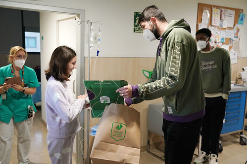 Los pacientes de Quirónsalud Málaga reciben la visita de los Reyes Magos acompañados de jugadores del Unicaja Baloncesto